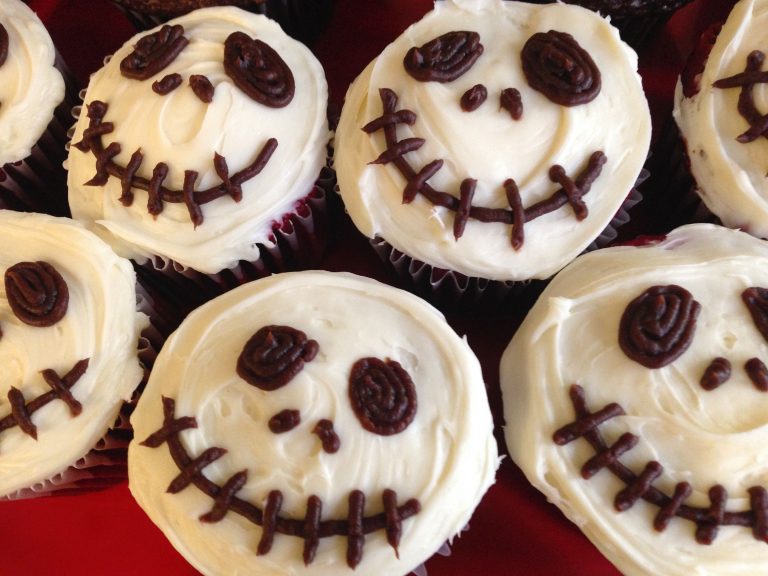 Halloween Skull Cupcakes - Halloween Dessert Ideas - Maria's Kitchen