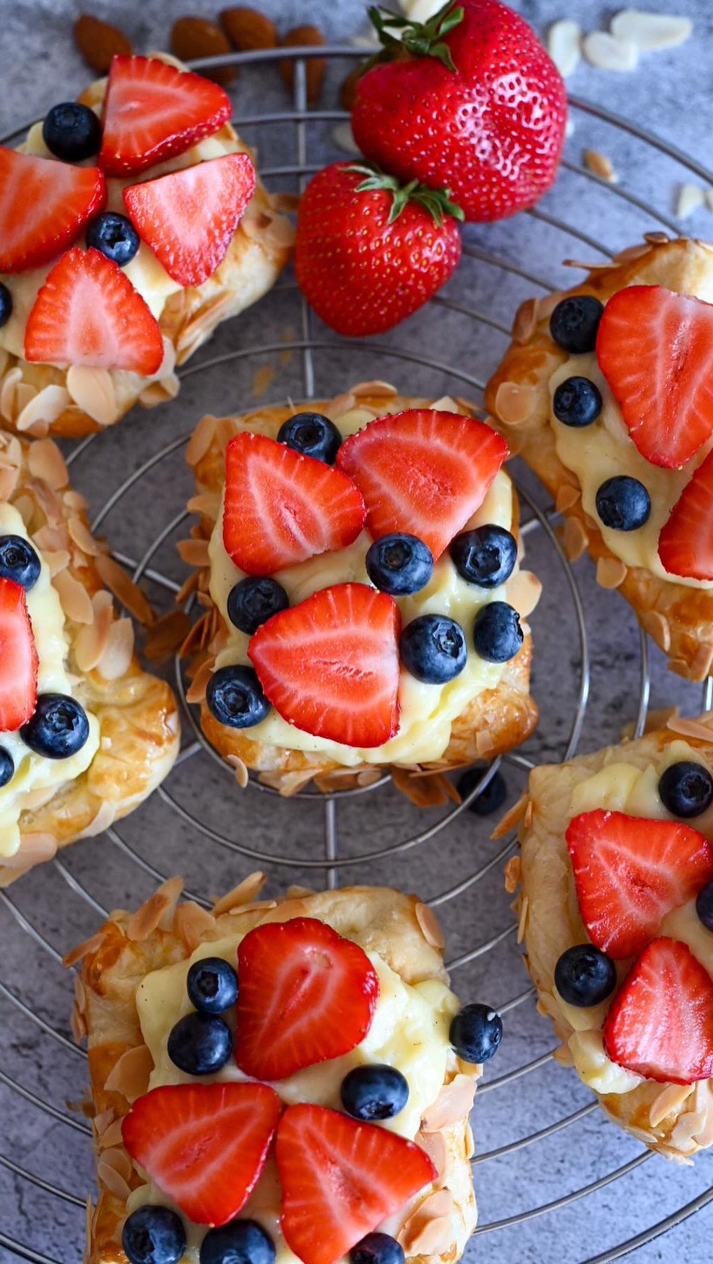 Quick Strawberry Boats