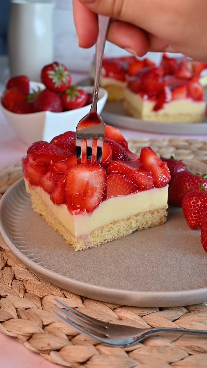 Strawberry Slices with Vanilla Pudding